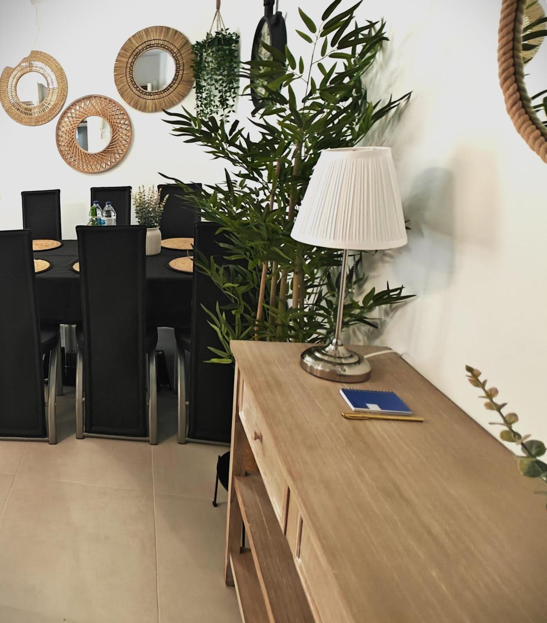 Sun - 3 Bedrooms, Priv Parking, Pool, Ac, Tv Channels, Fibre Net